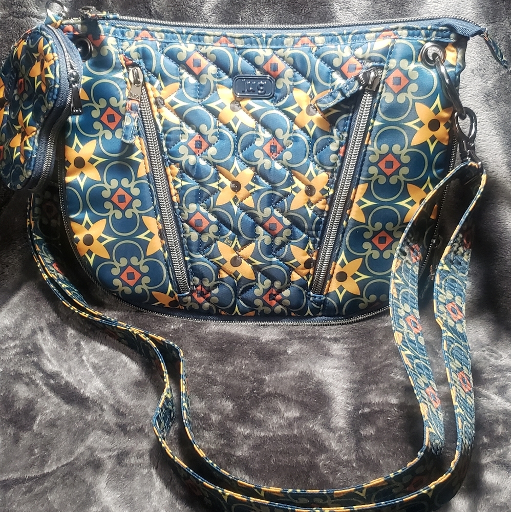 Lug crossbody